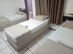 ห้องสแตนดาร์ดทริปเปิล (cama de solteiro) | โต๊ะทำงาน, Wi-Fi ฟรี, ผ้าปูที่นอน