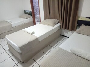 Standard Triple Room (cama de solteiro) | Desk, free WiFi, bed sheets