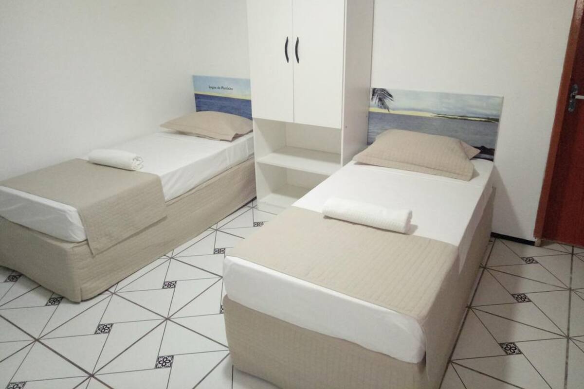 Phòng 2 giường đơn Tiêu chuẩn (cama solteiro) | Bàn, truy cập Internet không dây miễn phí, bộ trải giường
