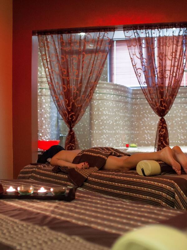 Een sauna, een bubbelbad, een stoombad, hydrotherapie, aromatherapie