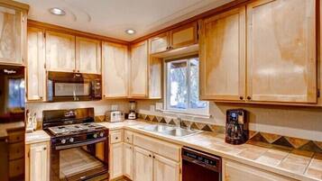 Full-size fridge, microwave, oven, dishwasher
