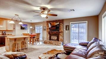 TV LED, perapian, konsol video game, dan layanan streaming