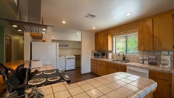 Full-size fridge, microwave, oven, stovetop
