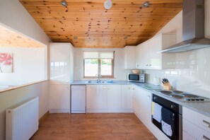 キャビン ベッド (複数台) | 専用キッチン | 冷蔵庫、電子レンジ、オーブン、コンロ