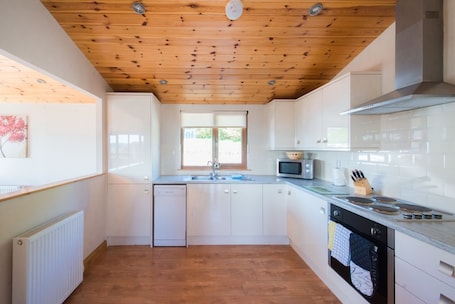 Cabin, Multiple Beds | Private kitchen | Fridge, microwave, oven, stovetop