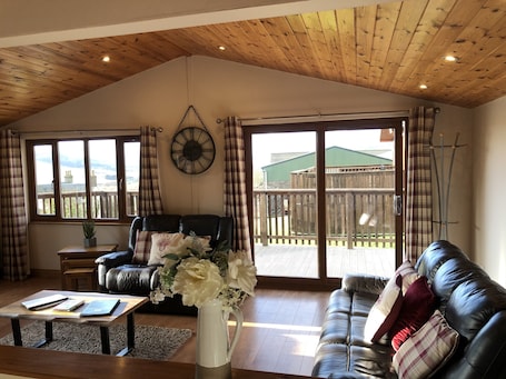 Cabin, Multiple Beds | Living room | 30-inch TV with digital channels