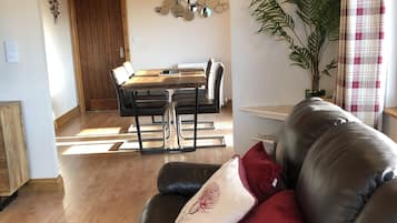 Cabin, Multiple Beds | Living room | 30-inch TV with digital channels