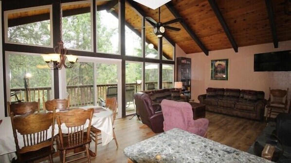 Televisión LED y chimenea 