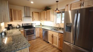 Refrigerador con congelador, microondas, horno y lavavajillas 