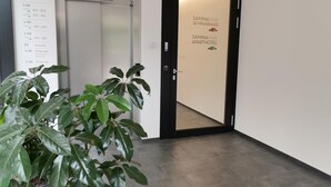 A hallway with a door labeled "SaminaPark Seminarhaus" and "SaminaPark Aparthotel".