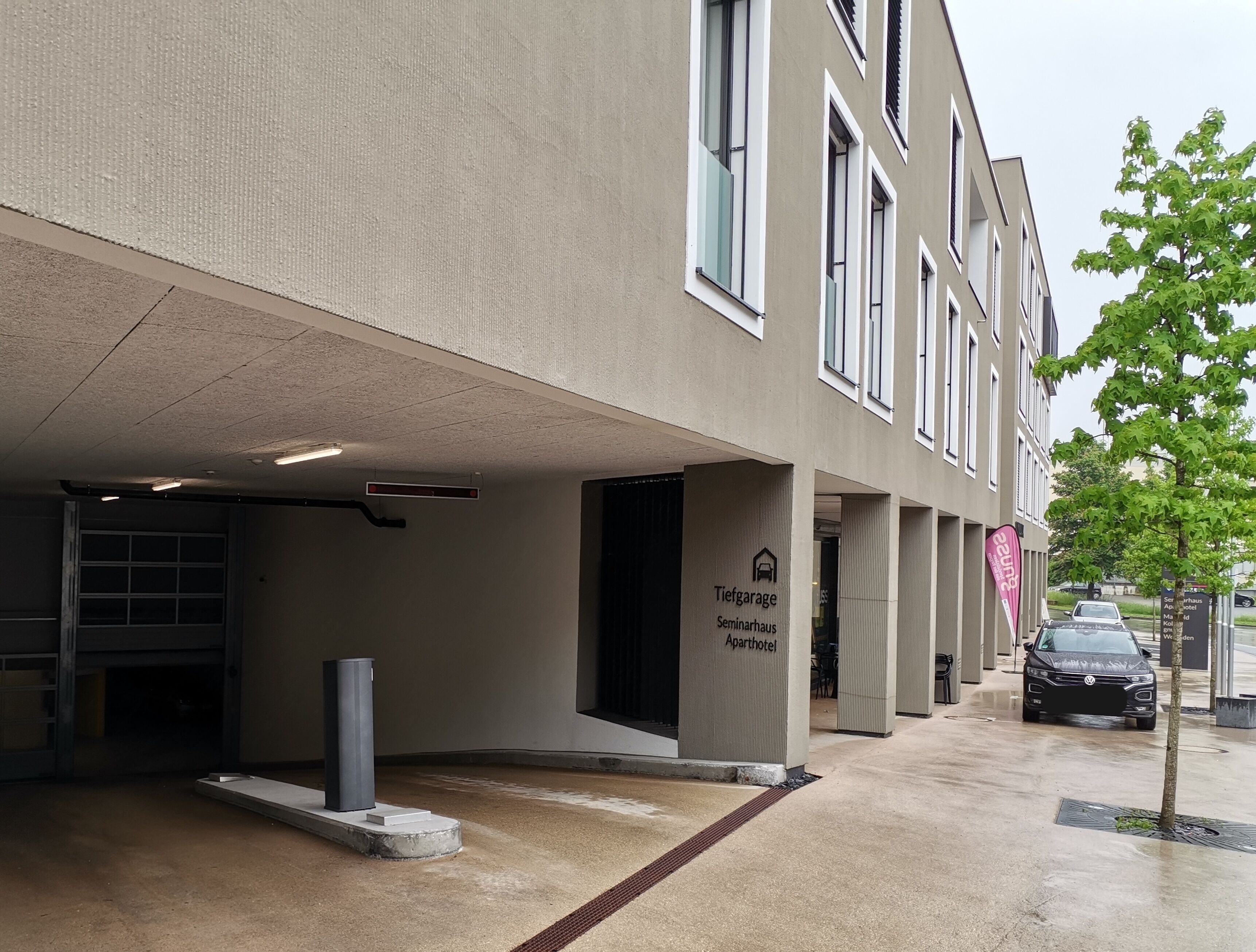 Un edificio con un letrero que dice "Tiefgarage Seminarhaus Aparthotel".
