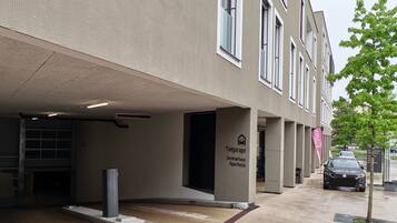 Un edificio con un letrero que dice "Tiefgarage Seminarhaus Aparthotel".