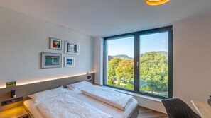 Luxe beddengoed, individueel gemeubileerd, een bureau