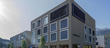 Un edificio moderno con techo plano, varias ventanas y un letrero que dice "Saminapark".