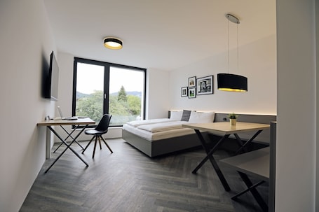 高档床上用品、特色家居、办公桌、笔记本电脑工作区