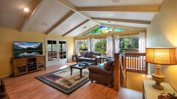 Interior - Yosemite Scenic Wonders Deer Mountain 4b (Oakhurst)