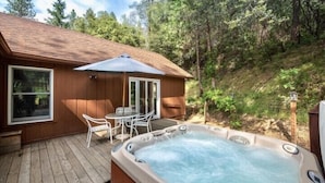 Outdoor spa tub - Yosemite Scenic Wonders Deer Mountain 4b (Oakhurst)