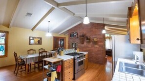 Full-sized fridge, microwave, oven, stovetop - Yosemite Scenic Wonders Deer Mountain 4b (Oakhurst)