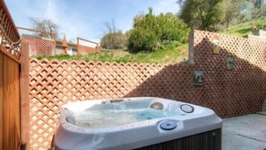 Bồn tắm spa ngoài trời