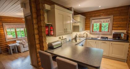 Barn Owl Lodge | sleeps 4 - Hot Tub, Dog Friendly - 4* Gold Award