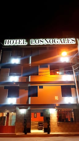 Fachada de la propiedad por la tarde o noche