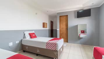 Driepersoonskamer, 3 eenpersoonsbedden | Een bureau, gratis wifi, beddengoed