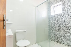 Twin kamer | Badkamer | Een douche, handdoeken, zeep, shampoo