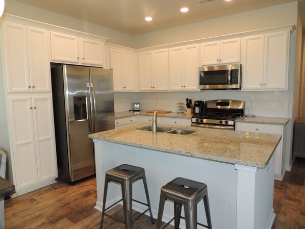 Condo, 4 Bedrooms | Private kitchen