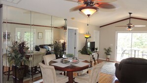 Living room - Ocean Green Cottage #9675 (Myrtle Beach)