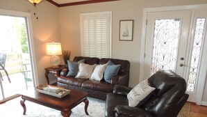 Living room - Ocean Green Cottage #9675 (Myrtle Beach)