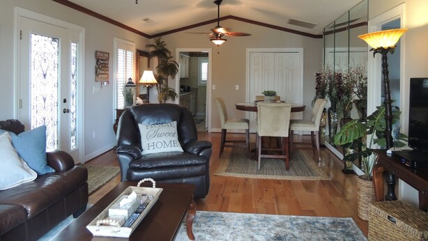 Living room - Ocean Green Cottage #9675 (Myrtle Beach)