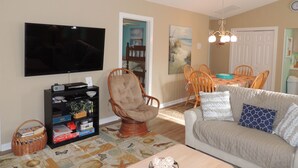 Condo, 3 Bedrooms | Living room