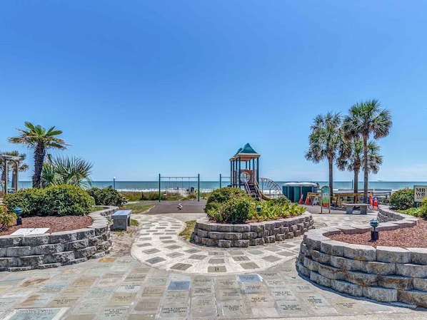 Condo, 2 Bedrooms | Property grounds