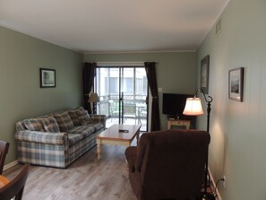 Living room - Mariners Cove #b115 (Myrtle Beach)