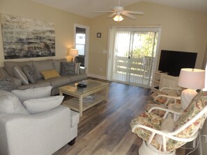 Condo, 3 Bedrooms | Living room
