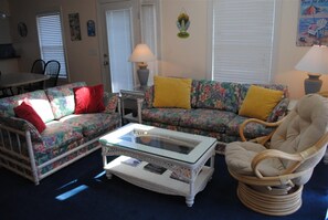 Condo, 3 Bedrooms | Living room