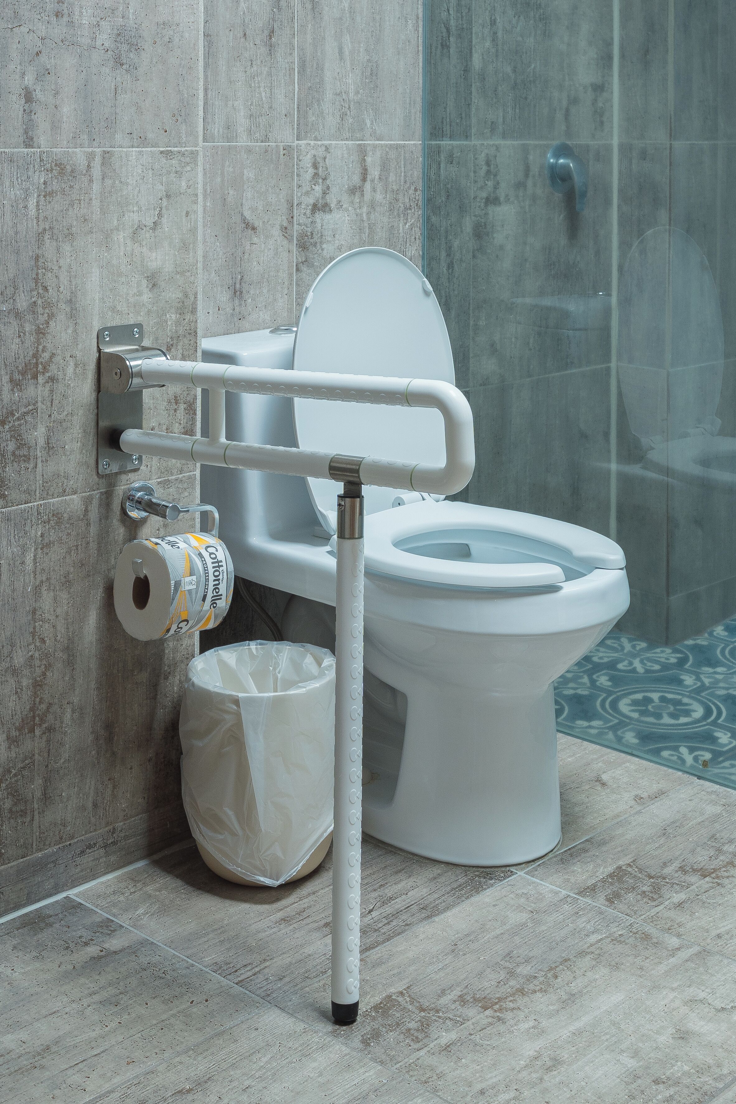 executive room, 1 king bed, mobility accessible | bathroom | shower, rainfall showerhead, hair dryer, towels