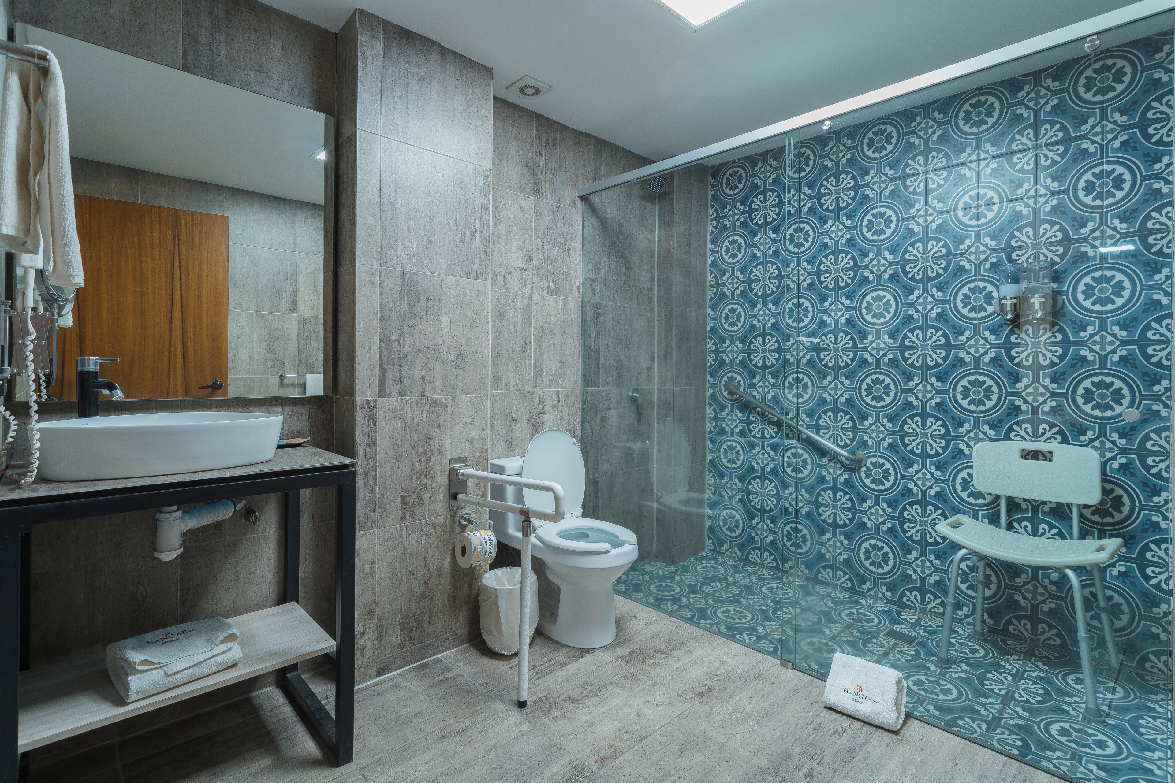 executive room, 1 king bed, mobility accessible | bathroom | shower, rainfall showerhead, hair dryer, towels