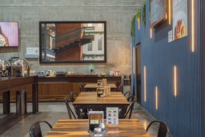 Café da manhã completo grátis todos os dias