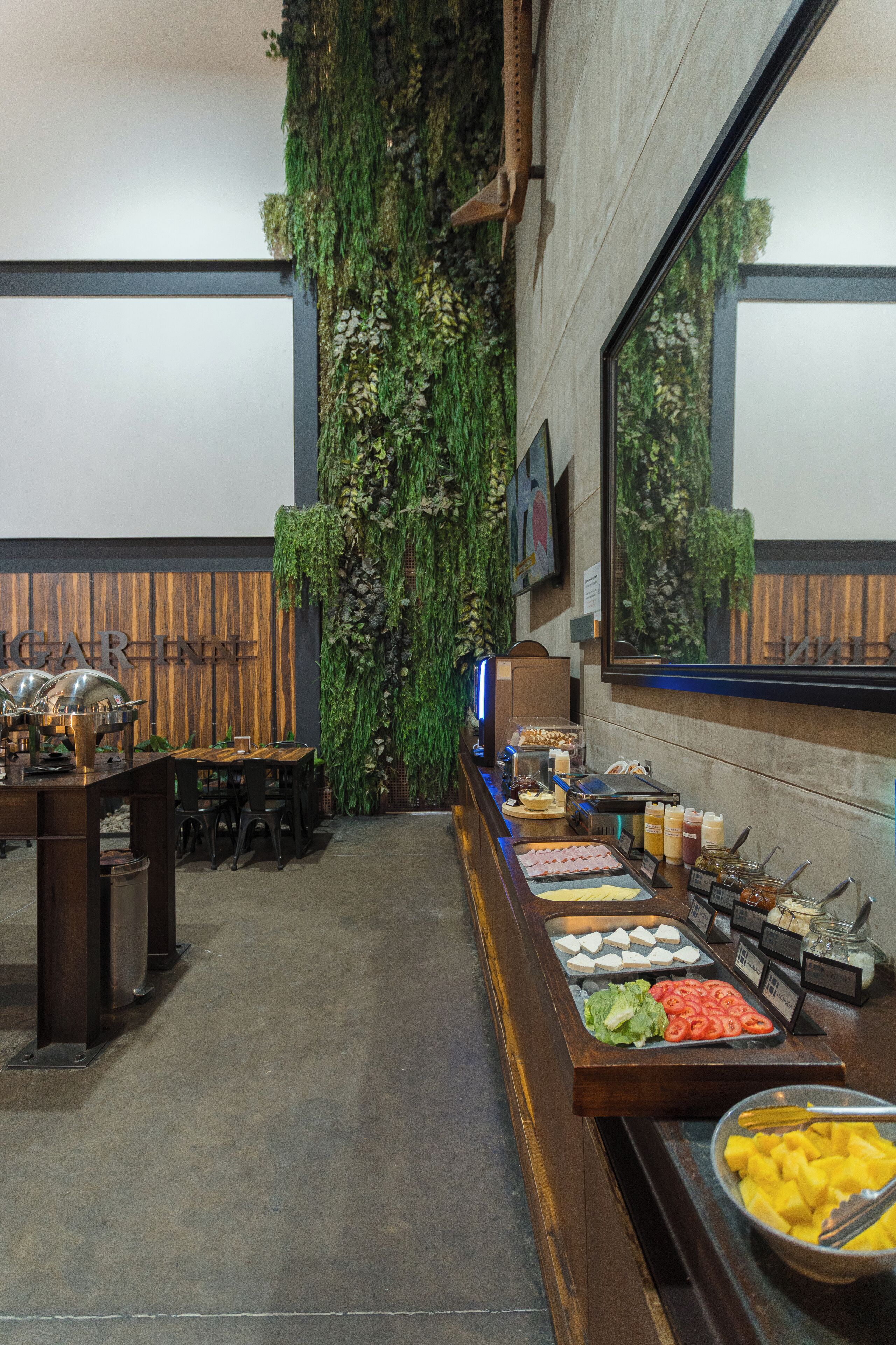 free daily full breakfast