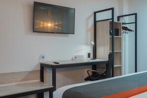 Phòng Executive, 1 giường cỡ king, trang thiết bị hỗ trợ người có khó khăn khi di chuyển | Bộ trải giường bằng vải cotton Ai Cập, bộ đồ giường cao cấp 