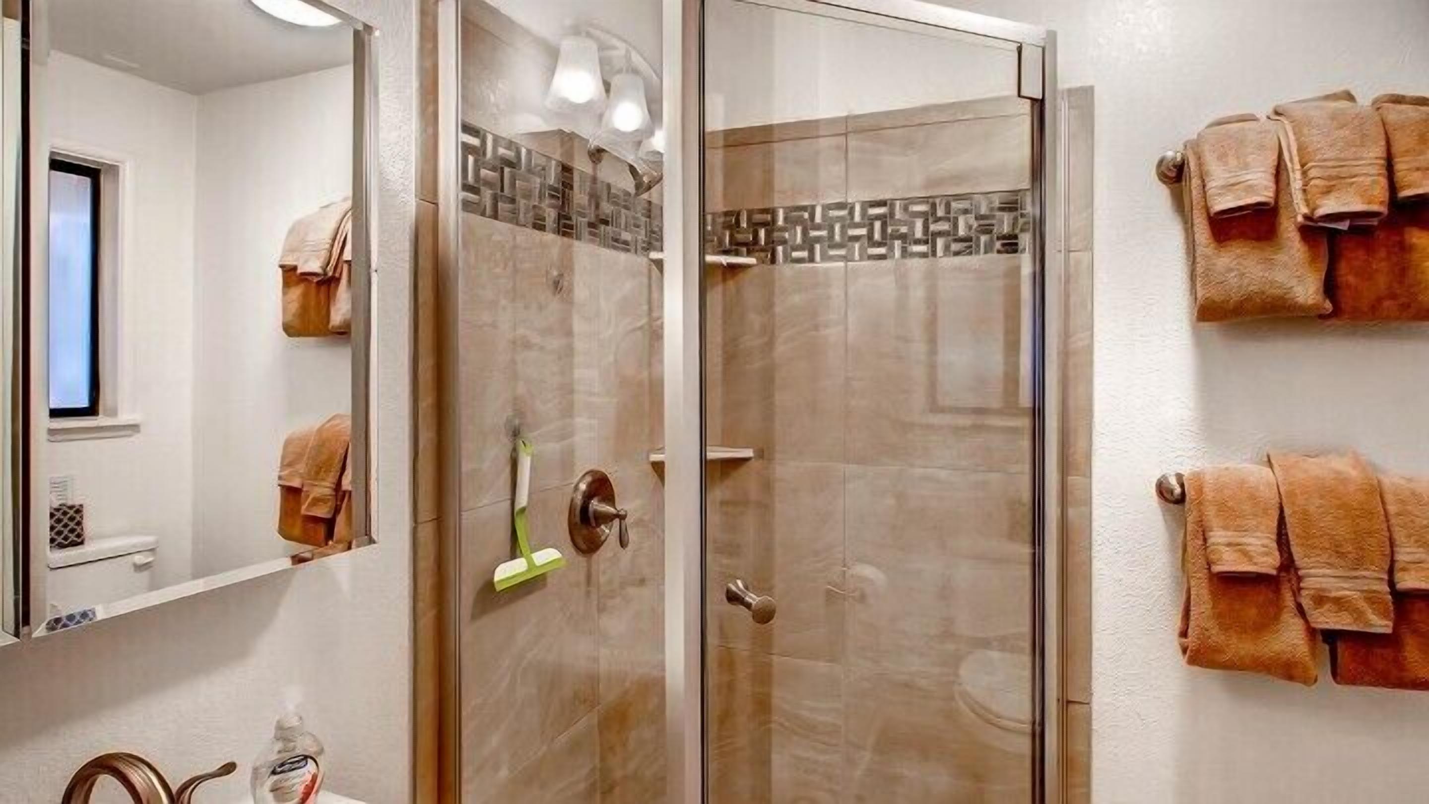 Combined shower/bathtub, towels