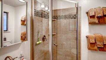 Combined shower/bathtub, towels