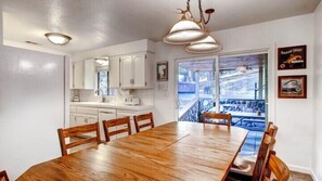 객실 내 식사 공간