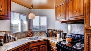 Full-sized fridge, microwave, oven, stovetop - Scenic Wonders Harmony Hilltop 3 Bd (Oakhurst)