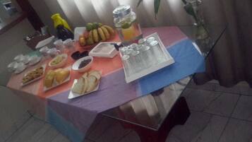 Café da manhã com buffet grátis todos os dias