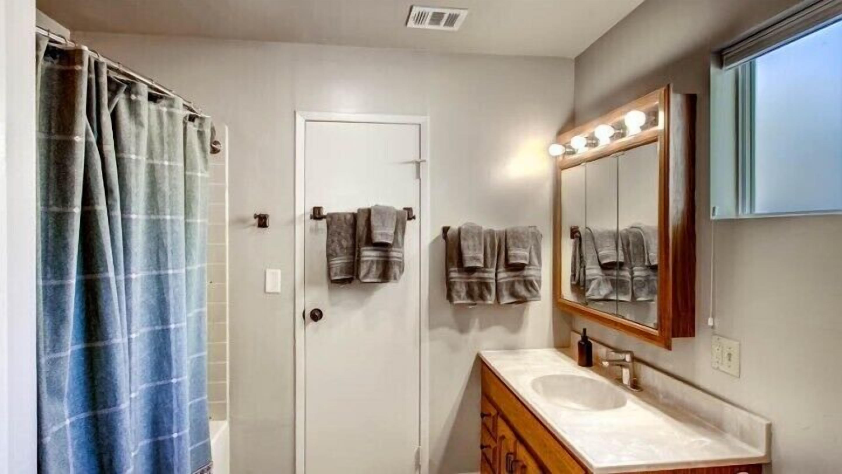 Kombinasi shower/bathtub dan handuk