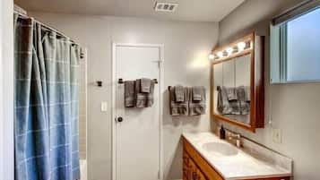 Kombinasi shower/bathtub dan handuk