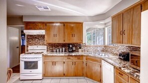 Full-size fridge, microwave, oven, stovetop - Scenic Wonders Lazy Bear Lodge 4 Bedroom (Oakhurst)