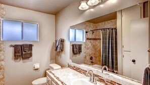 Combined shower/bathtub, towels